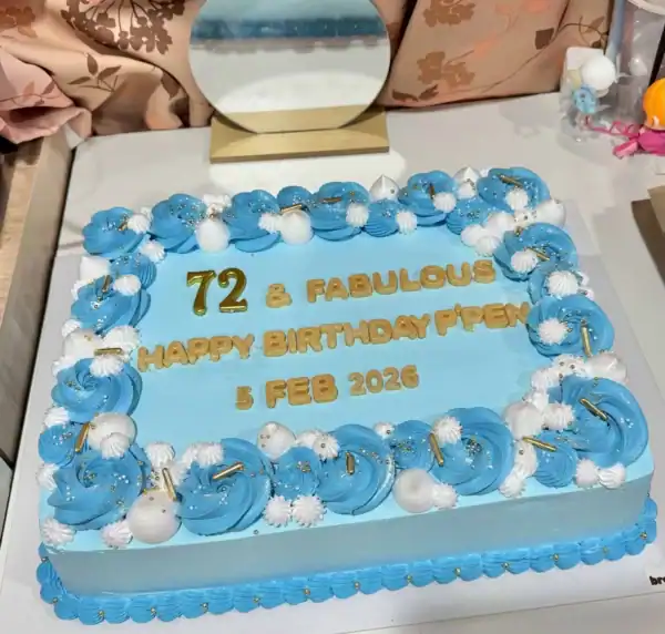 เค้กวันเกิดสีฟ้าสดใส ตกแต่งด้วยครีมและลูกกวาดหวานๆ สำหรับฉลองวันเกิดพิเศษของคุณในโอกาสสำคัญ.