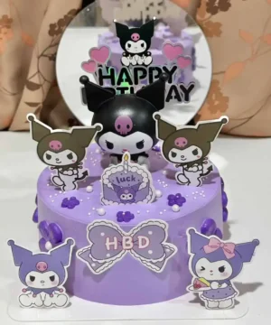 เค้กวันเกิดคุโรมิสีม่วงพร้อมตัวละครคุโรมิและตกแต่งน่ารัก เหมาะสำหรับคนรักซานริโอ้และแฟนคลับคุโรมิ.