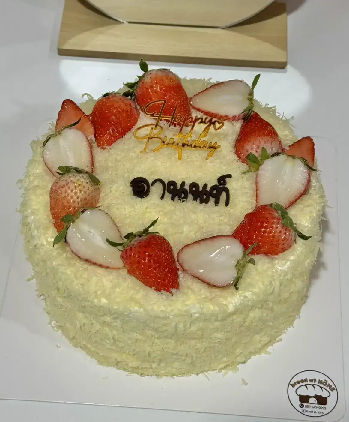 เค้กชีสเนื้อเนียนนุ่ม หอมหวาน พร้อมผลไม้สด เช่น สตรอเบอร์รี่และสตรอว์เบอร์รี่ชิ้นบนหน้าเค้ก เพิ่มความสดชื่นและน่ารับประทาน.