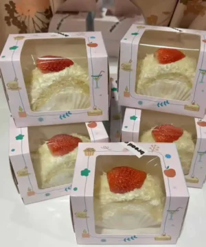 เค้กชีสหอมหวานรสเข้มข้น เค็มมันลงตัว พร้อมเสิร์ฟในกล่องน่ารัก.