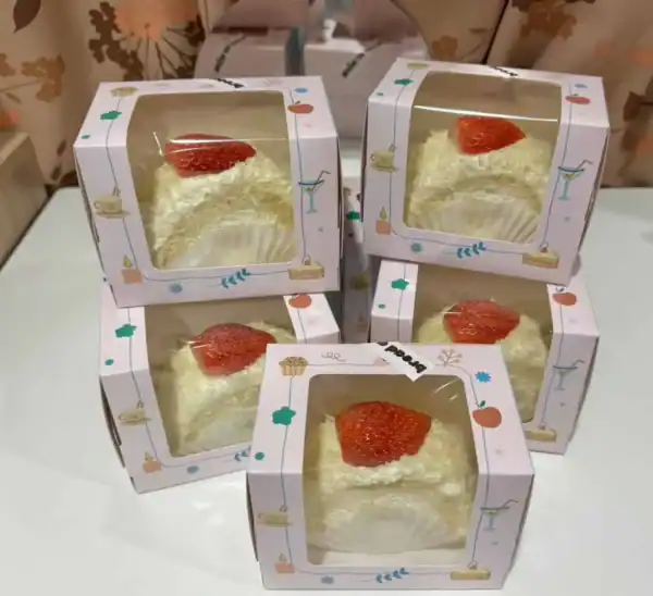 เค้กชีสหอมหวานรสเข้มข้น เค็มมันลงตัว พร้อมเสิร์ฟในกล่องน่ารัก.