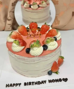 เค้กวันเกิดหวานและน่ารัก ตกแต่งด้วยสตรอเบอร์รี่และบลูเบอร์รี่ พร้อมคำอวยพร Happy Birthday Nonoy สำหรับโอกาสพิเศษ.