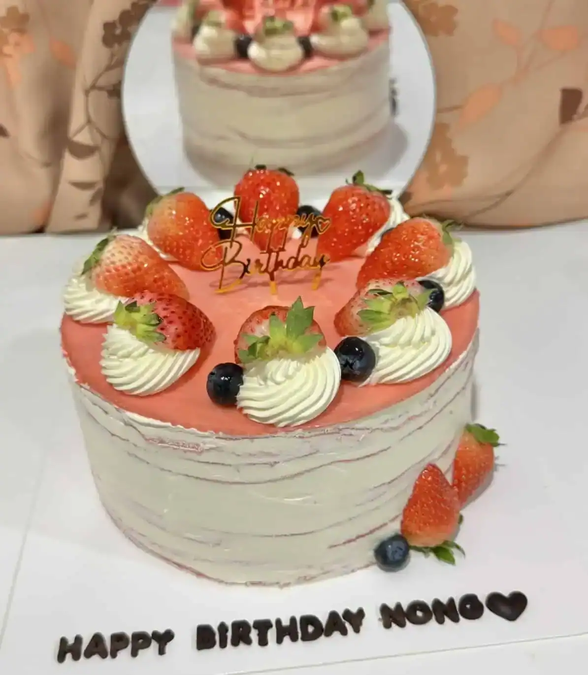 เค้กวันเกิดหวานและน่ารัก ตกแต่งด้วยสตรอเบอร์รี่และบลูเบอร์รี่ พร้อมคำอวยพร Happy Birthday Nonoy สำหรับโอกาสพิเศษ.