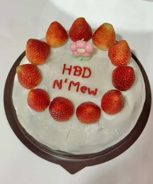 ฟิล์มเนื้อเค้กวันเกิดพร้อมสตรอเบอร์รี่สดสีแดงสดเรียงรอบเค้กและข้อความ