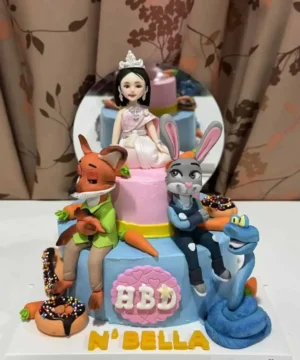 เด็กหญิงแต่งตัวเป็นเจ้าหญิงบนเค้กวันเกิดพร้อมตัวละครการ์ตูนในธีมสนุกสนาน, เค้กวันเกิดสุดน่ารัก สำหรับงานปาร์ตี้เด็ก, ขนมเค้กน่ารักในธีมการ์ตูน, เค้กวันเกิดที่ออกแบบอย่างสร้างสรรค์, สเตชั่นการ์ตูนเด็ก, ขนมปังและเค้กทำเองที่บ้าน, ของขวัญวันเกิดสำหรับเด็ก, สวนสนุกเค้ก, การเฉลิมฉลองเด็ก, งานวันเกิดเด็กที่บ้าน, ขนมเค้ก DIY, เค้กธีมการ์ตูนด้วย fondant, การตกแต่งเค้กด้วยตัวละคร, ความทรงจำวันเกิดเด็ก, ของขวัญพิเศษสำหรับเด็ก, สร้างความสุขในงานวันเกิดเด็ก.