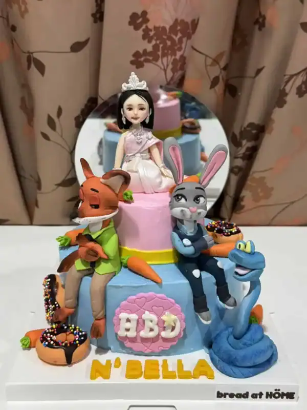 เด็กหญิงแต่งตัวเป็นเจ้าหญิงบนเค้กวันเกิดพร้อมตัวละครการ์ตูนในธีมสนุกสนาน, เค้กวันเกิดสุดน่ารัก สำหรับงานปาร์ตี้เด็ก, ขนมเค้กน่ารักในธีมการ์ตูน, เค้กวันเกิดที่ออกแบบอย่างสร้างสรรค์, สเตชั่นการ์ตูนเด็ก, ขนมปังและเค้กทำเองที่บ้าน, ของขวัญวันเกิดสำหรับเด็ก, สวนสนุกเค้ก, การเฉลิมฉลองเด็ก, งานวันเกิดเด็กที่บ้าน, ขนมเค้ก DIY, เค้กธีมการ์ตูนด้วย fondant, การตกแต่งเค้กด้วยตัวละคร, ความทรงจำวันเกิดเด็ก, ของขวัญพิเศษสำหรับเด็ก, สร้างความสุขในงานวันเกิดเด็ก.