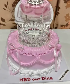 เงาเค้กวันเกิดเจ้าหญิงคริสตัลพร้อมมงกุฎโลหะซิลเวอร์สำหรับงานเลี้ยงฉลอง.