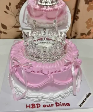 เงาเค้กวันเกิดเจ้าหญิงคริสตัลพร้อมมงกุฎโลหะซิลเวอร์สำหรับงานเลี้ยงฉลอง.