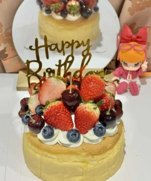 เค้กผลไม้สดหวานฉ่ำตกแต่งด้วยสตรอเบอร์รี่, บลูเบอร์รี่, เชอร์รี่ และครีมเนียนนุ่ม เหมาะสำหรับฉลองวันพิเศษและสร้างความสุขให้กับทุกโอกาส.