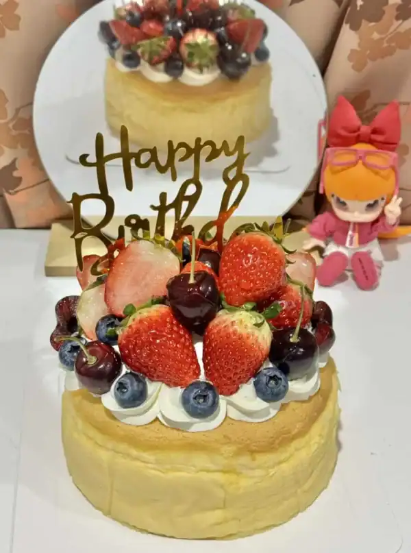 เค้กผลไม้สดหวานฉ่ำตกแต่งด้วยสตรอเบอร์รี่, บลูเบอร์รี่, เชอร์รี่ และครีมเนียนนุ่ม เหมาะสำหรับฉลองวันพิเศษและสร้างความสุขให้กับทุกโอกาส.