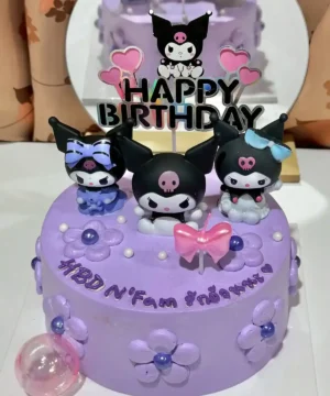 เค้กคุโรมิสีม่วงพร้อมตัวการ์ตูนคุโรมิและตกแต่งหัวใจ เหมาะสำหรับงานวันเกิดและคนรักซานริโอ้.