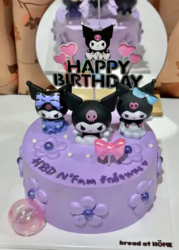เค้กคุโรมิสีม่วงพร้อมตัวการ์ตูนคุโรมิและตกแต่งหัวใจ เหมาะสำหรับงานวันเกิดและคนรักซานริโอ้.