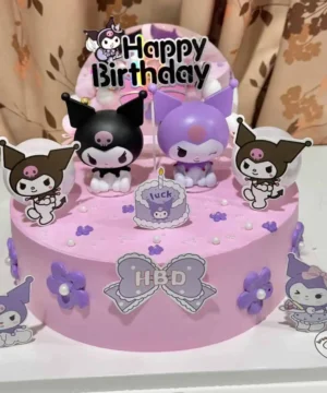 เทียนฉลุลายการ์ตูนคิตตี้ในงานปาร์ตี้วันเกิดของเด็ก สีชมพูและม่วง pastel สวยงาม ชุดเทียนตกแต่งเค้กวันเกิดสุดน่ารัก สำหรับงานเลี้ยงเด็กและครอบครัว.