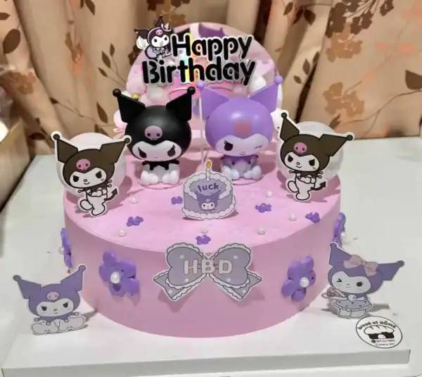 เทียนฉลุลายการ์ตูนคิตตี้ในงานปาร์ตี้วันเกิดของเด็ก สีชมพูและม่วง pastel สวยงาม ชุดเทียนตกแต่งเค้กวันเกิดสุดน่ารัก สำหรับงานเลี้ยงเด็กและครอบครัว.