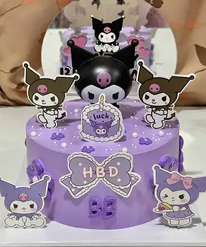 เค้กคุโรมิสีม่วงสดใสพร้อมตัวละครคุโรมิและดีไซน์น่ารัก เหมาะสำหรับงานฉลองและเป็นของขวัญสุดพิเศษสำหรับแฟนซานริโอ้.