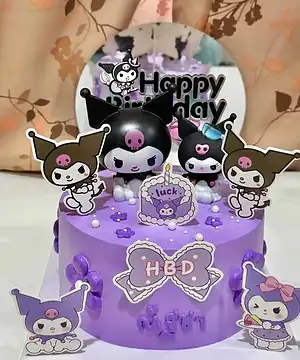 เค้กคุโรมิสีม่วงพร้อมตัวการ์ตูนคุโรมิและตกแต่งน่ารัก เหมาะสำหรับคนรักซานริโอ้และงานฉลองพิเศษ.