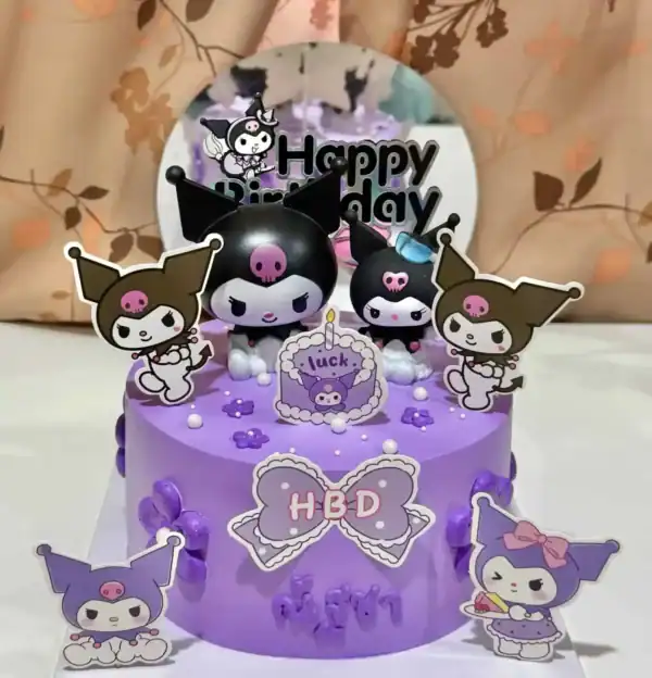เค้กคุโรมิสีม่วงพร้อมตัวการ์ตูนคุโรมิและตกแต่งน่ารัก เหมาะสำหรับคนรักซานริโอ้และงานฉลองพิเศษ.