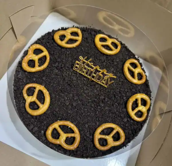 อัลตราเบลนด์โอรีโอ้ชีสพาย เนื้อเนียนและรสชาติพิเศษ พร้อมตกแต่งด้วย pretzel รูปหัวใจบนเค้กวันเกิดที่น่ารับประทาน.
