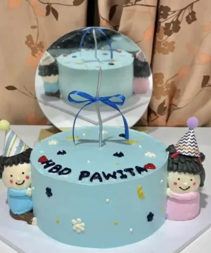 เค้กวันเกิดน่ารักสดใส ตกแต่งด้วยตัวการ์ตูนและลูกโป่งสีสันสดใส เหมาะสำหรับงานเลี้ยงฉลองวันเกิดเด็กและครอบครัว.