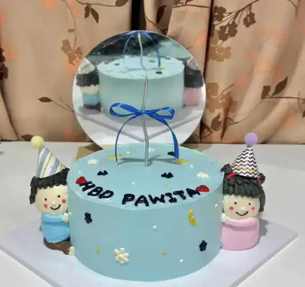 เค้กวันเกิดน่ารักสดใส ตกแต่งด้วยตัวการ์ตูนและลูกโป่งสีสันสดใส เหมาะสำหรับงานเลี้ยงฉลองวันเกิดเด็กและครอบครัว.