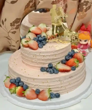 เค้กเรดเวลเวทหวานหอมตกแต่งด้วยผลไม้สด เช่น สตรอเบอร์รี่และบลูเบอร์รี่ พร้อมของตกแต่งน่ารักบนเค้ก.