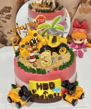 เค้กวันเกิดสำหรับเด็กตกแต่งด้วยรถแม็คโครสีเหลืองสดใส พร้อมของตกแต่งน่ารักและตัวเลข 3 สำหรับฉลองวันเกิดในธีมเครื่องจักรกลหนัก.