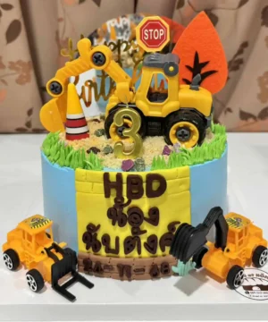 1. รถแม็คโครของเล่นสีเหลืองตกแต่งเค้กวันเกิดสำหรับเด็กและการสร้างบ้านด้วยความสนุกสนาน.