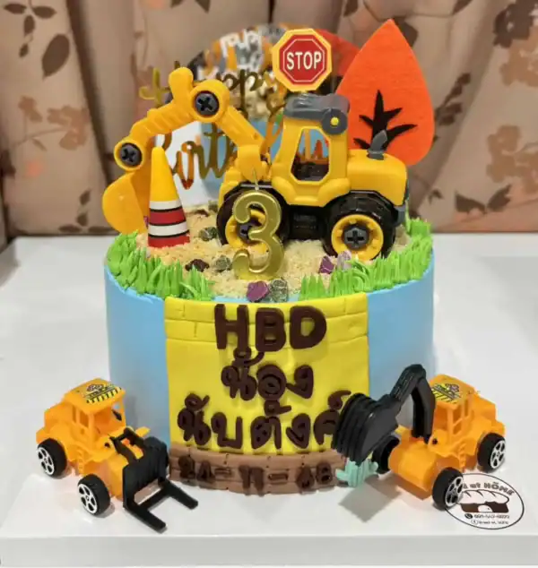 1. รถแม็คโครของเล่นสีเหลืองตกแต่งเค้กวันเกิดสำหรับเด็กและการสร้างบ้านด้วยความสนุกสนาน.