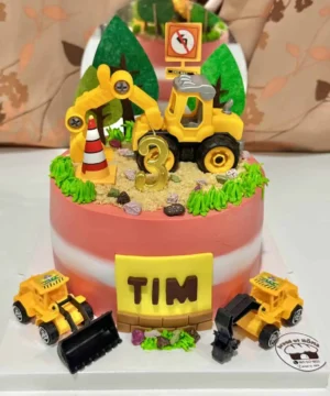 เค้กสุดน่ารักตกแต่งด้วยรถแม็คโครสีเหลืองและอุปกรณ์ก่อสร้าง เหมาะสำหรับเด็กอายุ 3 ขวบที่ชื่นชอบเครื่องมือก่อสร้างและของเล่นรถยนต์.