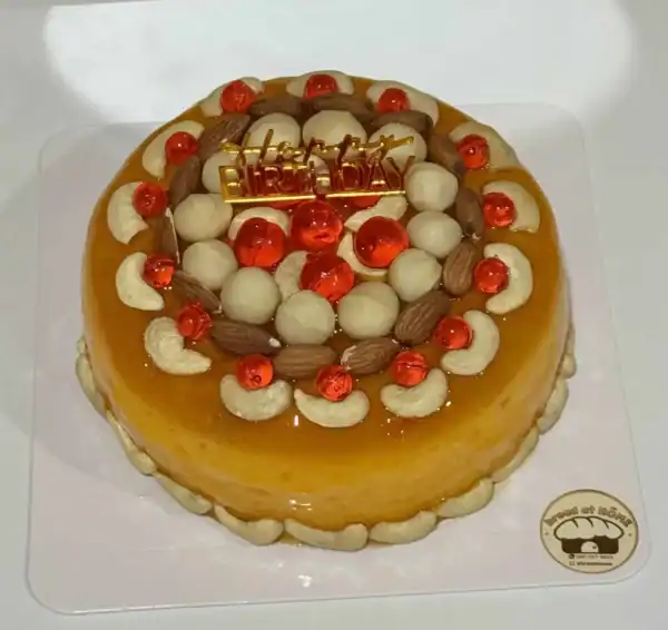 เค้กวันเกิดหวานหอม พร้อมตกแต่งด้วยผลไม้และครีมบนหน้าขนม.