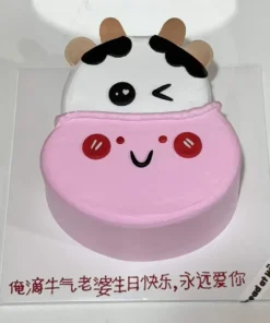 หวานใจที่ทำขนมเค้กแต่งหน้าเป็นวัวน่ารัก, ขนมปังโฮมเมดทำเอง, เค้กน่ารักสำหรับวันเกิด, ขนมอบคุณภาพสูง, ขนมปังและเค้กตกแต่งน่ารักกับธีมวัวและสีชมพู, ขนมเค้กทำเองสำหรับโอกาสพิเศษ.