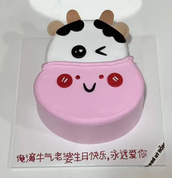 หวานใจที่ทำขนมเค้กแต่งหน้าเป็นวัวน่ารัก, ขนมปังโฮมเมดทำเอง, เค้กน่ารักสำหรับวันเกิด, ขนมอบคุณภาพสูง, ขนมปังและเค้กตกแต่งน่ารักกับธีมวัวและสีชมพู, ขนมเค้กทำเองสำหรับโอกาสพิเศษ.