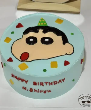 เค้กวันเกิดชินจังสุดน่ารักพร้อมหน้าตาแสดงความสนุกสนาน เหมาะสำหรับฉลองวันเกิดเด็กและแฟนคลับการ์ตูนญี่ปุ่น สร้างความประทับใจด้วยดีไซน์น่ารักและรสชาติอร่อย.