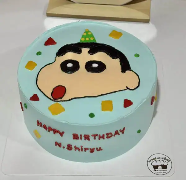 เค้กวันเกิดชินจังสุดน่ารักพร้อมหน้าตาแสดงความสนุกสนาน เหมาะสำหรับฉลองวันเกิดเด็กและแฟนคลับการ์ตูนญี่ปุ่น สร้างความประทับใจด้วยดีไซน์น่ารักและรสชาติอร่อย.
