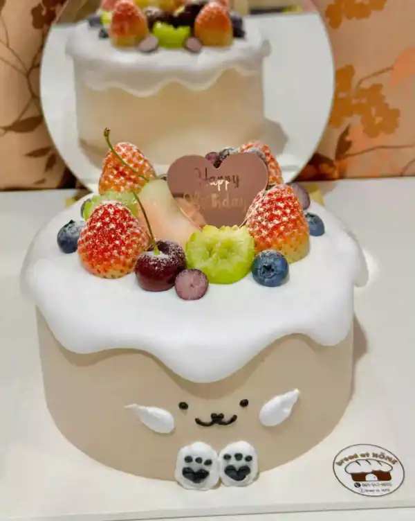 หวานหรูเค้กผลไม้สดสำหรับวันเกิดและโอกาสพิเศษ พร้อมตกแต่งด้วยผลไม้หลากหลายชนิดและหน้ากากน่ารักในบรรยากาศอบอุ่นจาก Bread at HÖME.