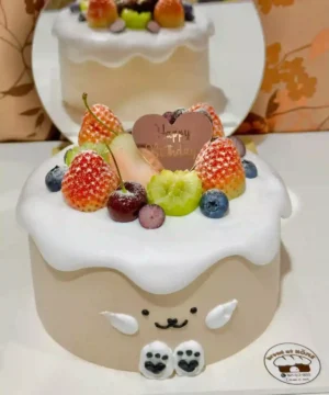 หวานหรูเค้กผลไม้สดสำหรับวันเกิดและโอกาสพิเศษ พร้อมตกแต่งด้วยผลไม้หลากหลายชนิดและหน้ากากน่ารักในบรรยากาศอบอุ่นจาก Bread at HÖME.