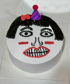 เส้นขนมปังตกแต่งเป็นใบหน้าและเค้กวันเกิดแบบสนุกสนาน ตกแต่งด้วยสีสันสดใสและหัวหมวกวันเกิดสำหรับงานเลี้ยงฉลองพิเศษ.