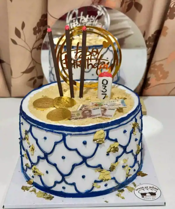 金色เงินเหรียญและรูปปั้นวันเกิดบนเค้กวันเกิดสวยงามสำหรับงานฉลองที่บ้าน.