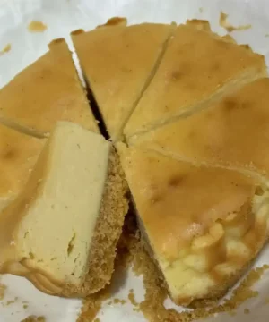 รสชาติแสนอร่อยของเค้กชีสกล้วยบวกกลิ่นหอมจากเนยและครัสต์กรอบ ชิ้นเค้กสีทองกรอบนอกเนื้อในเนียนนุ่ม เหมาะสำหรับการทำขนมง่ายๆที่บ้านในสไตล์ Bread at HÖME.