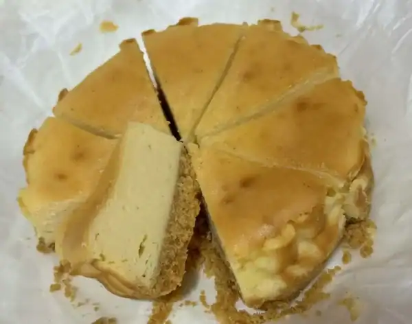 รสชาติแสนอร่อยของเค้กชีสกล้วยบวกกลิ่นหอมจากเนยและครัสต์กรอบ ชิ้นเค้กสีทองกรอบนอกเนื้อในเนียนนุ่ม เหมาะสำหรับการทำขนมง่ายๆที่บ้านในสไตล์ Bread at HÖME.
