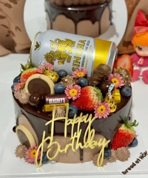 อัลตร้าสวยงามด้วยช็อกโกแลตและผลไม้สดบนเค้ก พร้อมตกแต่งด้วยคำว่า Happy Birthday และของตกแต่งน่ารัก.