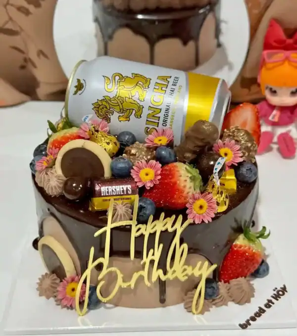 อัลตร้าสวยงามด้วยช็อกโกแลตและผลไม้สดบนเค้ก พร้อมตกแต่งด้วยคำว่า Happy Birthday และของตกแต่งน่ารัก.