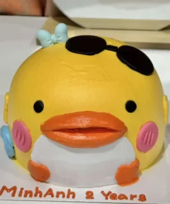 เป็ดเค้กน่ารักสำหรับงานวันเกิด มีดีไซน์สวยงาม เหมาะสำหรับปาร์ตี้ฉลองความสุขและวันพิเศษ เพิ่มความน่ารักด้วยรายละเอียดการตกแต่งอย่างประณีต.
