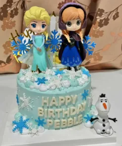 ประกอบด้วยตัวละครการ์ตูนจากภาพยนตร์เรื่อง Frozen บนเค้กสีฟ้าสีขาวพร้อมรายละเอียดหิมะและลูกบอลน้ำแข็งสำหรับฉลองวันเกิดเด็กผู้หญิง.