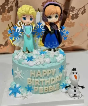 ประกอบด้วยตัวละครการ์ตูนจากภาพยนตร์เรื่อง Frozen บนเค้กสีฟ้าสีขาวพร้อมรายละเอียดหิมะและลูกบอลน้ำแข็งสำหรับฉลองวันเกิดเด็กผู้หญิง.