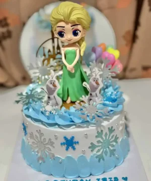 ฟายล์ภาพเค้กเจ้าหญิงเอลซ่าจากภาพงานวันเกิดสำหรับเด็กหญิงในธีม Frozen, เค้กน่ารักตกแต่งด้วยน้ำแข็งและลูกโป่งสีสันสดใส, การออกแบบผสมผสานความสนุกสำหรับงานเลี้ยงเด็ก.