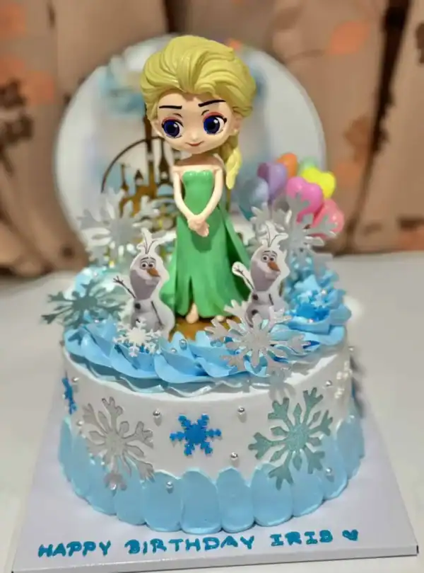 ฟายล์ภาพเค้กเจ้าหญิงเอลซ่าจากภาพงานวันเกิดสำหรับเด็กหญิงในธีม Frozen, เค้กน่ารักตกแต่งด้วยน้ำแข็งและลูกโป่งสีสันสดใส, การออกแบบผสมผสานความสนุกสำหรับงานเลี้ยงเด็ก.