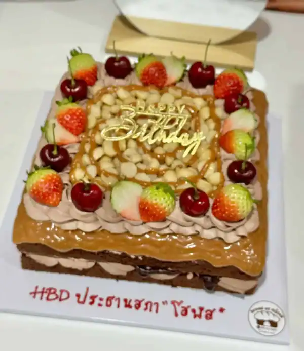 หวังแสนอร่อยมากในงานวันเกิด พร้อมผลไม้สดและครีมบนเค้กช็อกโกแลต สูตรเบเกอรี่ที่ง่ายและอร่อยสำหรับทำที่บ้าน.