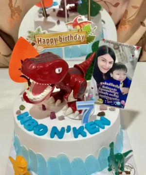 รหัสภาพ: เค้กวันเกิดเด็กมีไดโนเสาร์เทพ, รูปภาพเค้กวันเกิดเด็กสุดน่ารัก, เค้กวันเกิดมีไดโนเสาร์และภาพถ่ายเด็ก, ออกแบบเค้กวันเกิดเด็กพร้อมไดโนเสาร์และข้อความ Happy birthday.