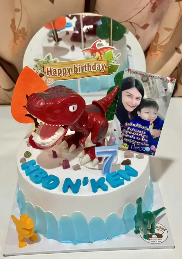 รหัสภาพ: เค้กวันเกิดเด็กมีไดโนเสาร์เทพ, รูปภาพเค้กวันเกิดเด็กสุดน่ารัก, เค้กวันเกิดมีไดโนเสาร์และภาพถ่ายเด็ก, ออกแบบเค้กวันเกิดเด็กพร้อมไดโนเสาร์และข้อความ Happy birthday.